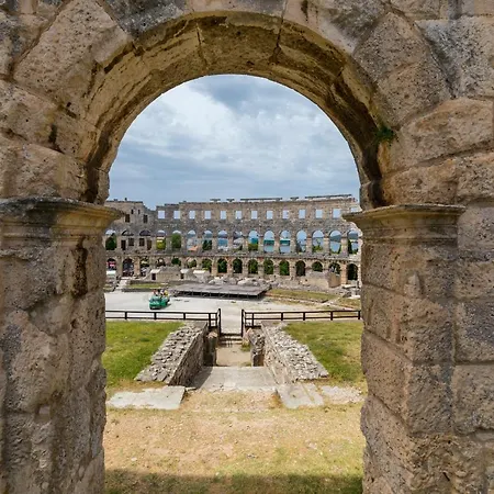 Modern & Warm Near Arena