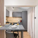 Modern & Warm Near Arena