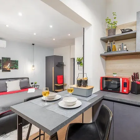 Modern & Warm Near Arena Apartamento Pula
