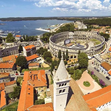 Modern & Warm Near Arena דירה *