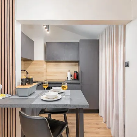 Modern & Warm Near Arena