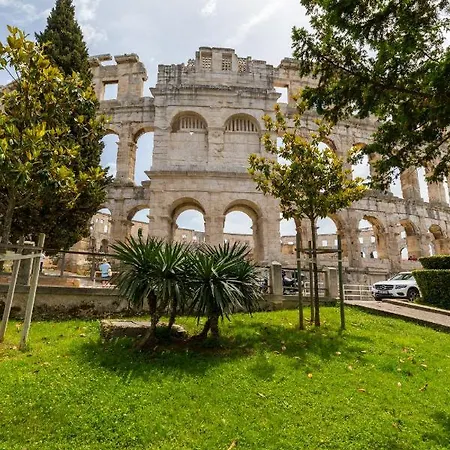 Modern & Warm Near Arena דירה פולה